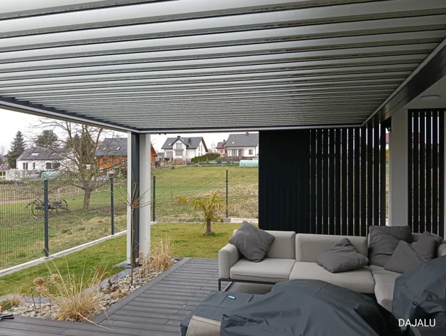 Strefa wypoczynku pod aluminiową pergolą z lamelami