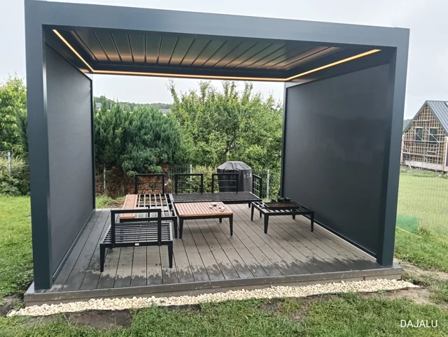 Pergola z oświetleniem i bocznymi osłonami w ogrodzie